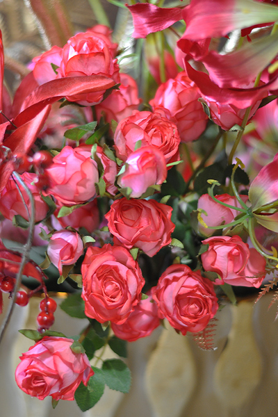 ゴールド 赤 アーティフィシャルフラワーアレンジメント