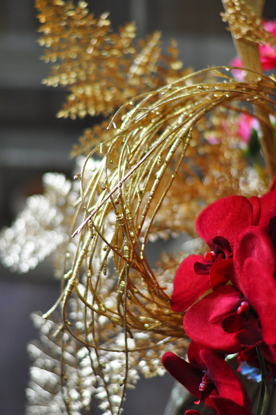 ゴールド 赤 アーティフィシャルフラワーアレンジメント